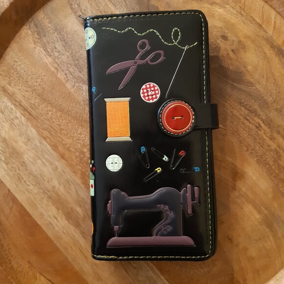 *NWOT Shag Wear Oh Sew Chic Sewing Machine Button Black Wallet Magnetic Snap - Picture 1 of 5
